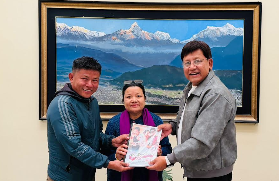 १७१ चलचित्र पोस्टर र १० पटकथा हस्तान्तरण