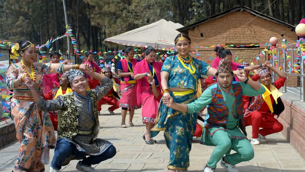 ‘हामी तीन भाइ’को ‘झम्के फुली’मा छमछमी नाचे फलित, जाहन्वी, कुशल र आश्मा