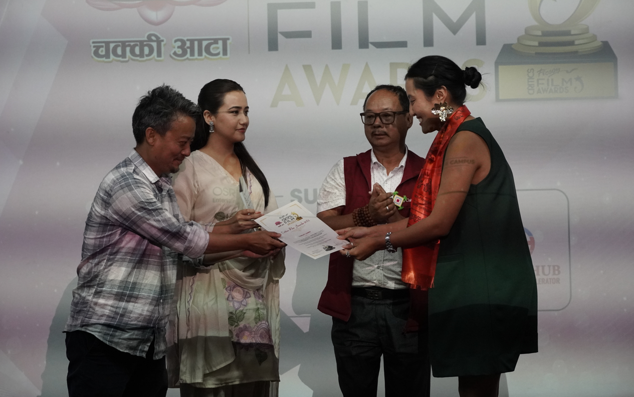 ‘क्रिटिक्स फिल्म अवार्ड’ वितरण गर्दै फिक्सनले भन्यो– समीक्षक व्यावसायिक चलचित्रको दुश्मन होइनन्