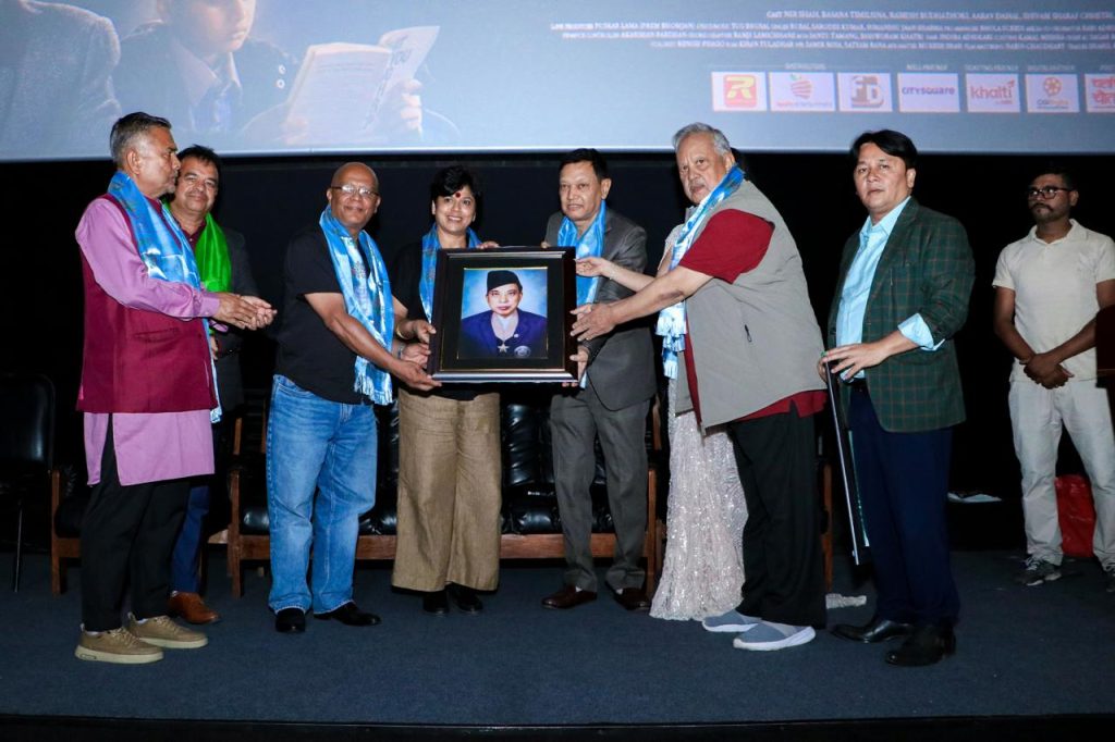 एक दशकपछि नीर शाहले निर्देशन गरेको ‘कमला मिस’ हेरेपछि कसले के भने ?