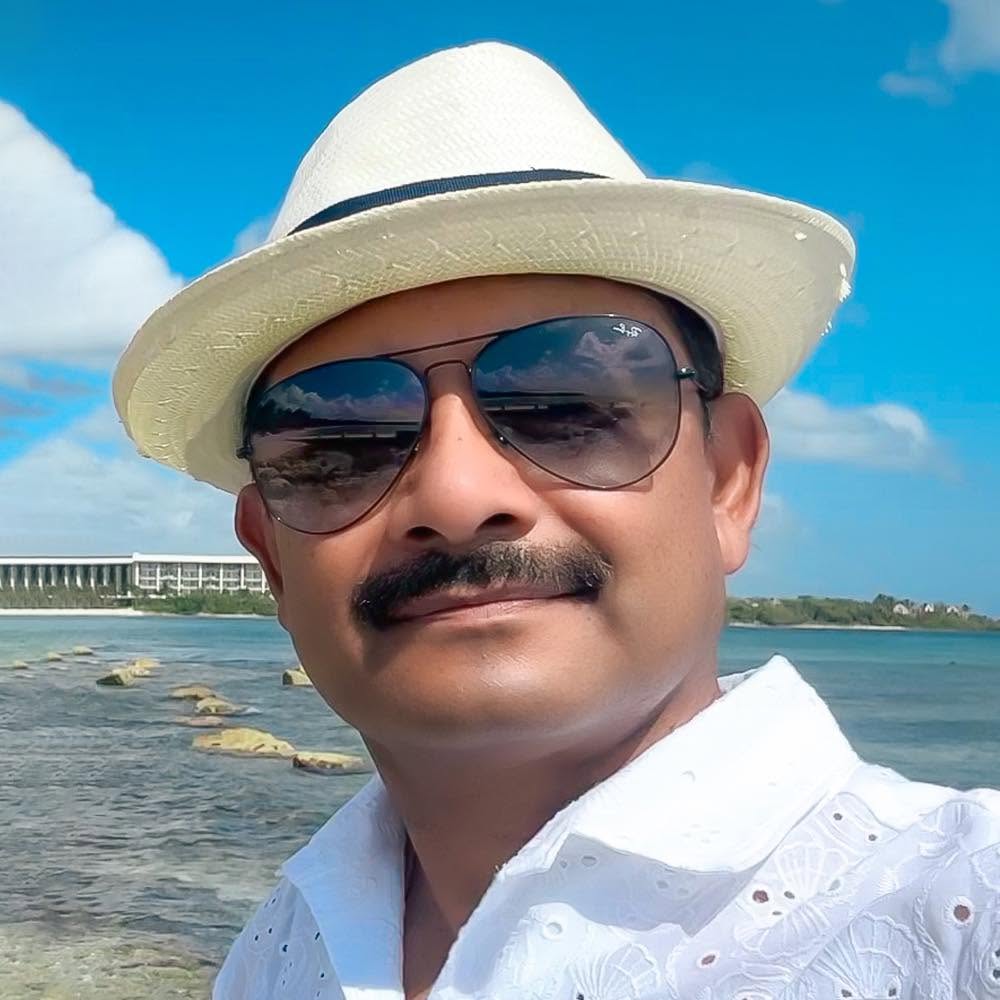 गायकलाई नायक बनाउने निर्देशक