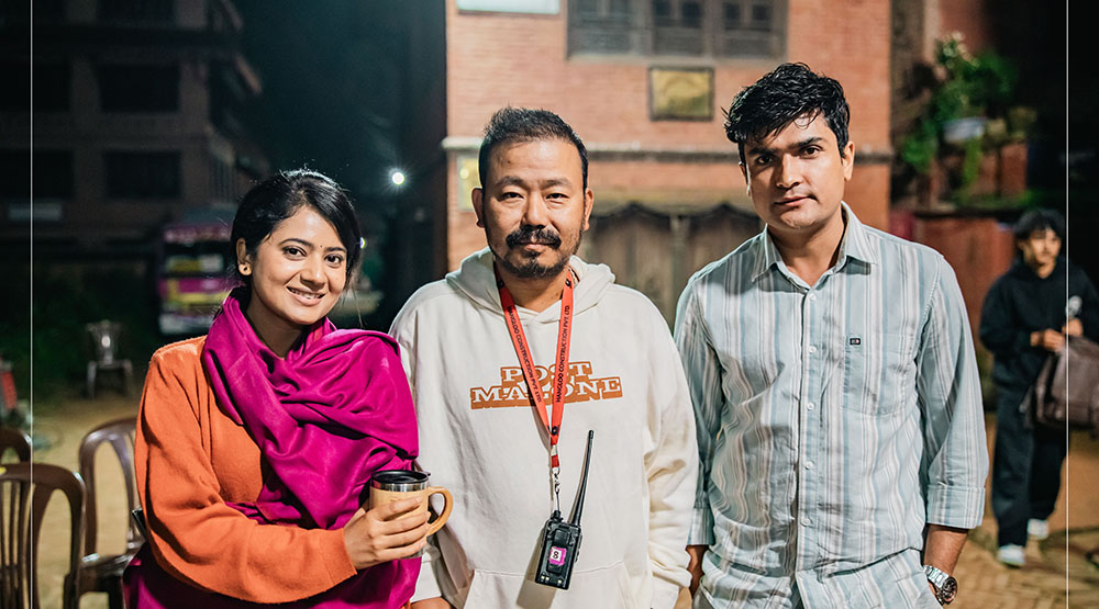 ‘म मदनकृष्ण’को सेटमा भावुक भए मदनकृष्ण, पहिलो चरणको छायांकन सम्पन्न